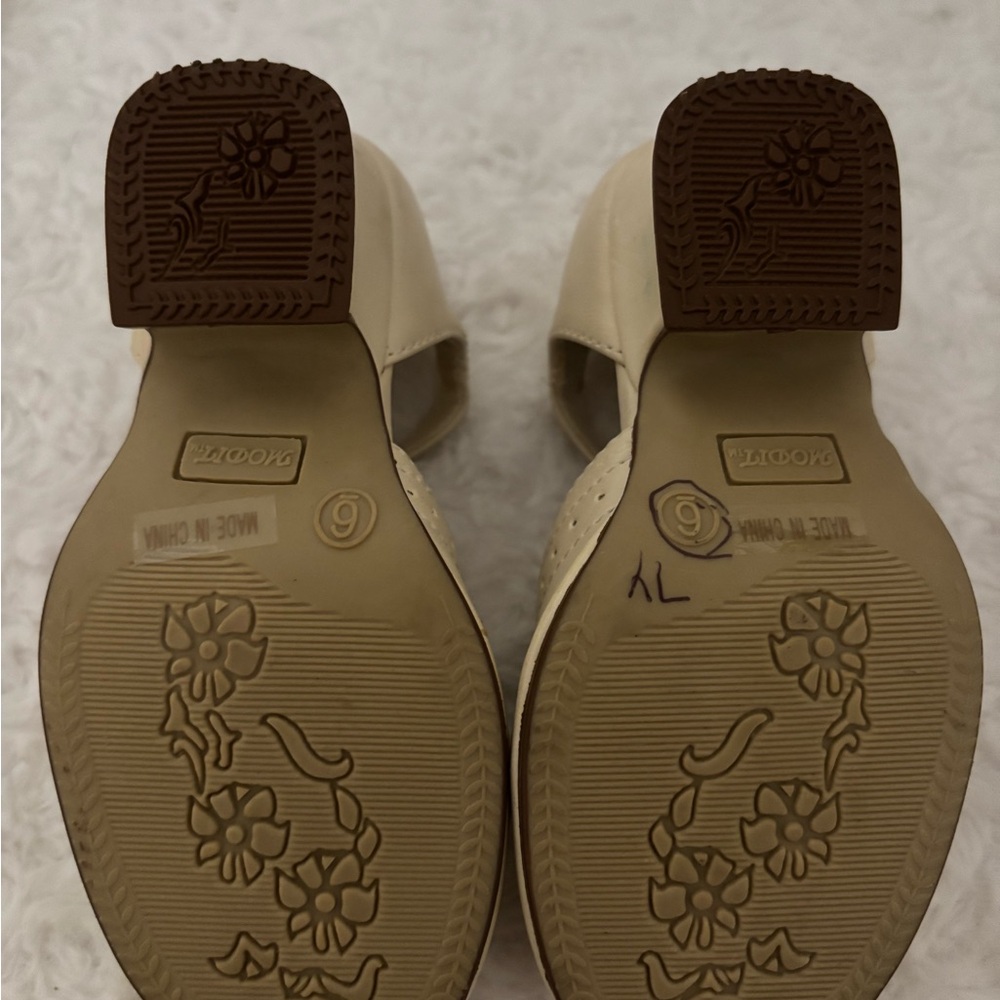 Kids Cream Dress Shoes - Picture 2 of 3
